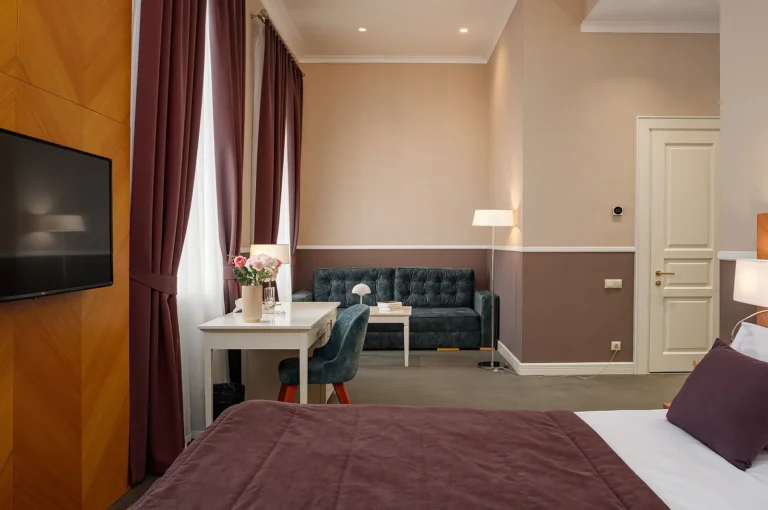 Junior Suite with Sofa and Balcony, Modern Art Hotel Львів — фото 3