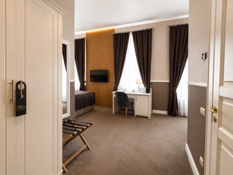Junior Suite with Sofa and Balcony, Modern Art Hotel Львів — фото 4