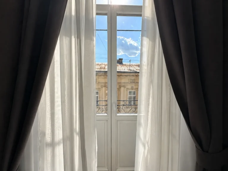 Junior Suite with Sofa and Balcony, Modern Art Hotel Львів — фото 5